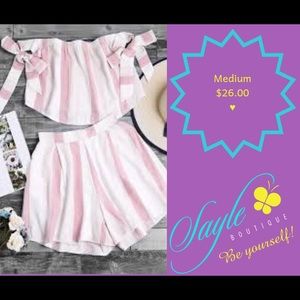 Set 🤗 color rosa con líneas blancas.